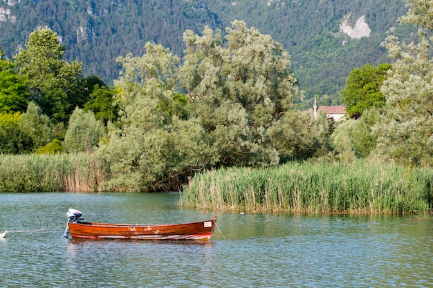 Barco en el lago