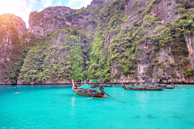 Foto gratuita barco largo y agua azul en maya bay en la isla phi phi, krabi tailandia.