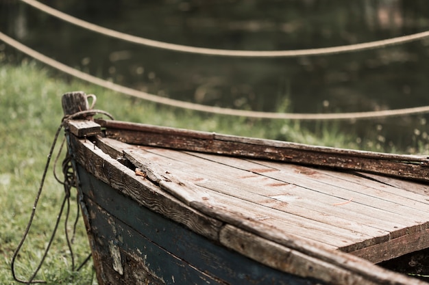 Barco de madera destrozado abandonado