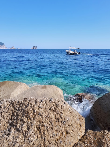 Barco en el mar Adriático, Petrovac, Montenegro