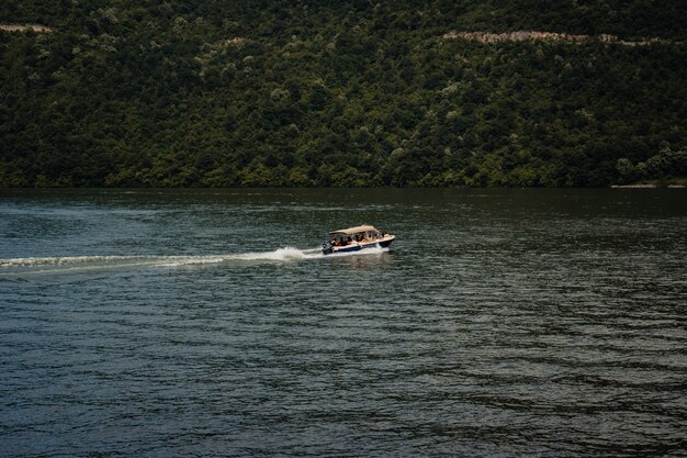 Barco a motor en el hermoso lago