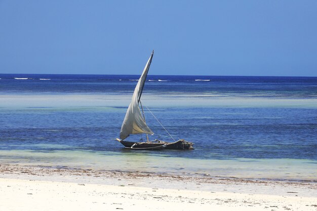 Barco navegando por el agua en la playa de Diani en Kenia