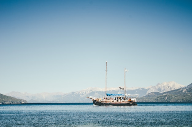 Barco navegando en el lago en la ciudad de Bariloche, Argentina
