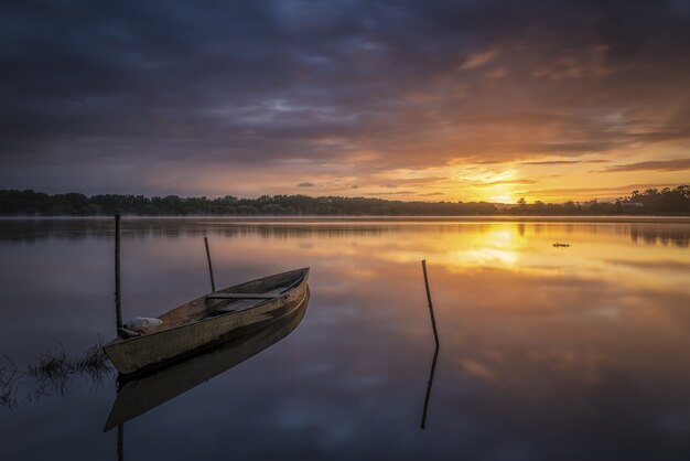 Barco en la orilla al amanecer.