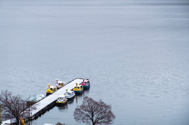 Barco pato en el lago kawaguchiko, japón