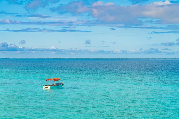 Un barco de pesca en aguas del océano Índico. Zanzíbar, Tanzania