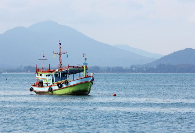 Barco de pesca en el mar Tailandia