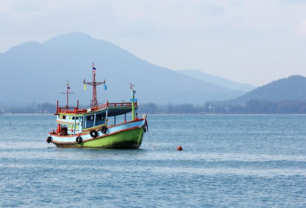 Barco de pesca en el mar Tailandia