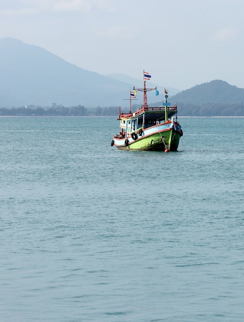 Barco de pesca en el mar Tailandia