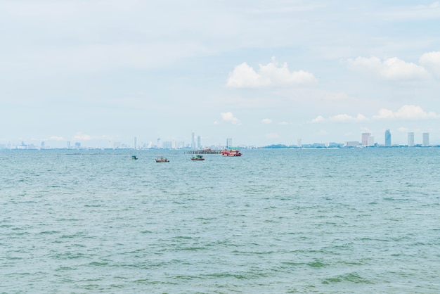 Foto gratuita barco de pesca en el océano