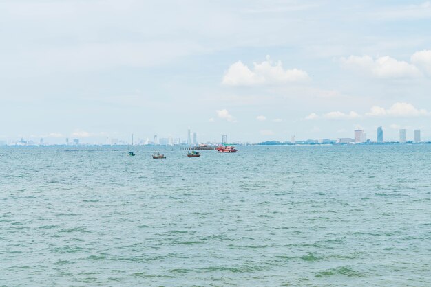 barco de pesca en el océano