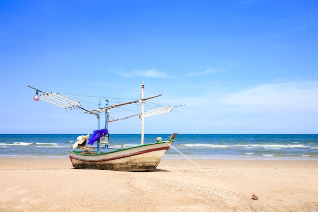 Barco de pesca tradicional en la playa