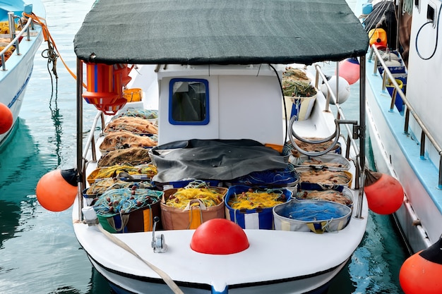 Foto gratuita barco de pescadores lleno de peces en un puerto