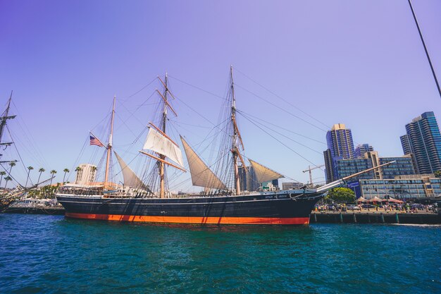 Barco pirata llamado "Estrella de la India" en la costa de San Diego