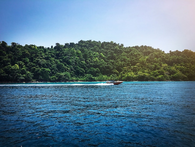 Barco rápido navegando en el río