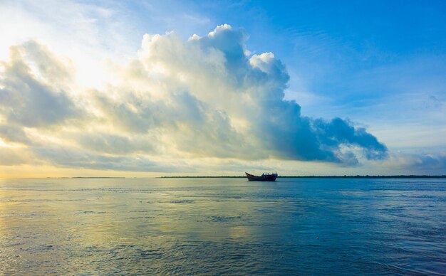 Foto gratuita barco en río tropical con cielo azul