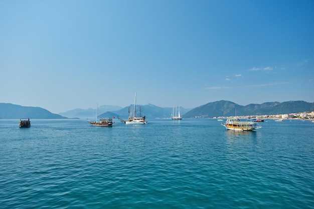 Foto gratuita barco saliendo de la bahía en marmaris