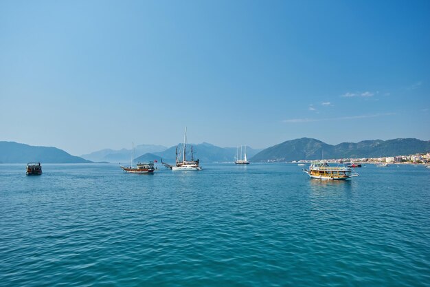 Barco saliendo de la bahía en Marmaris