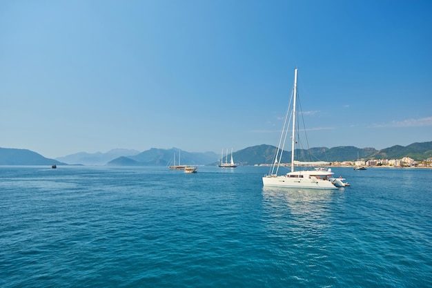 Barco saliendo de la bahía en Marmaris