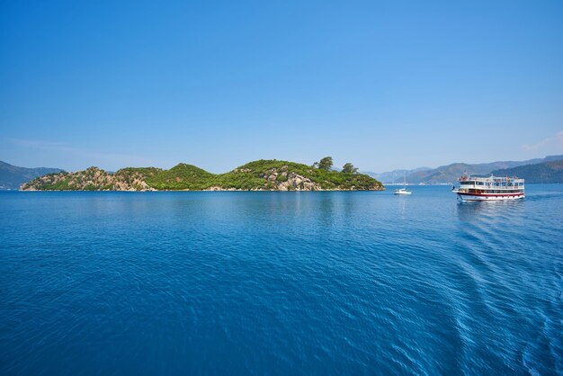 Barco saliendo de la bahía en Marmaris