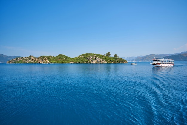 Barco saliendo de la bahía en Marmaris