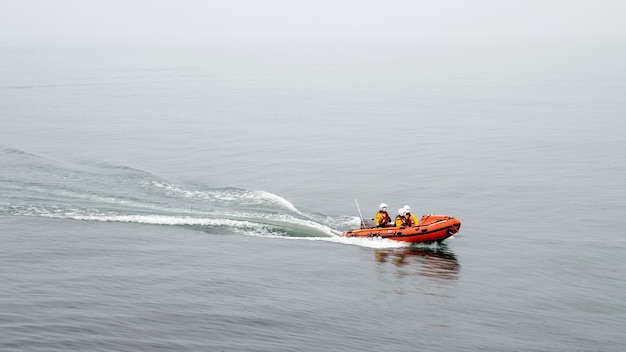 Barco salvavidas con tres salvavidas