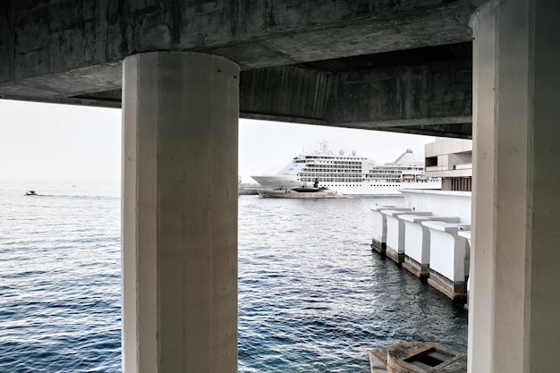 Un barco y un yate en Mónaco