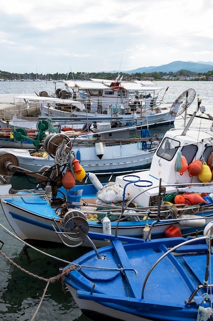 Barcos amarrados con una gran cantidad de accesorios de pesca en el puerto marítimo, mar Egeo