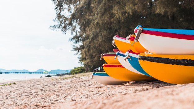 Barcos de colores en la orilla del mar