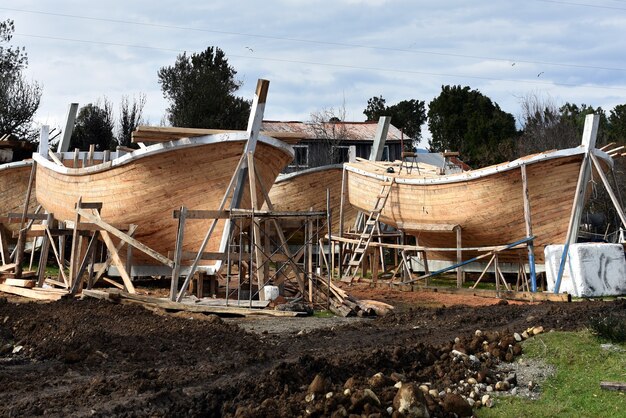 Barcos en construcción en el campo