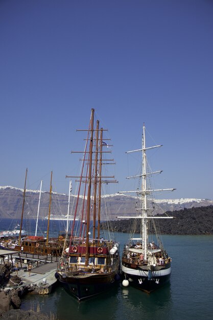 Barcos en el cuerpo de agua cerca de la isla