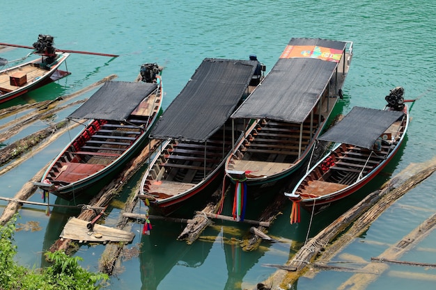 Barcos estacionados en el puerto en el mar