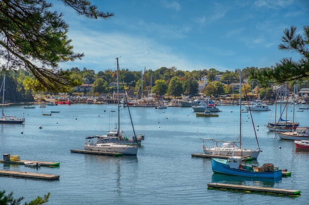 Barcos fondeados