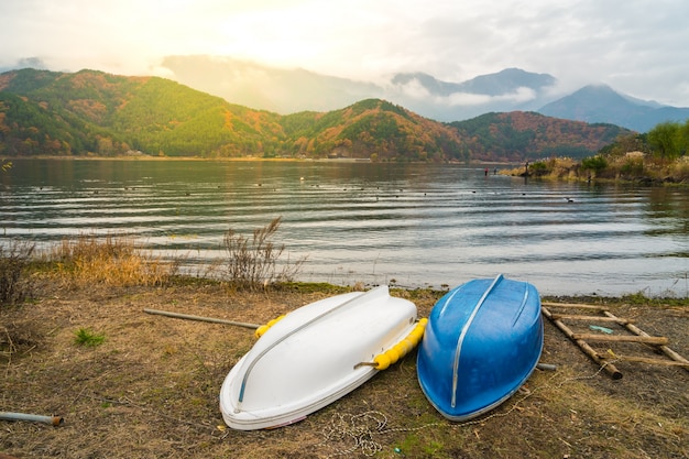 Barcos en el lago kawaguchiko, japón