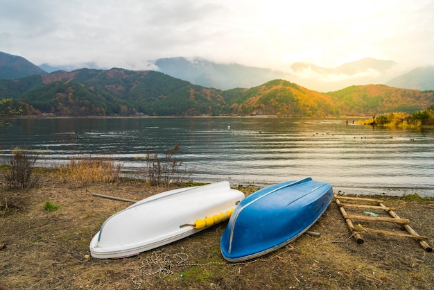 Barcos en el lago Kawaguchiko, Japón