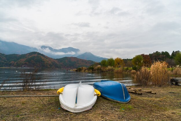 Barcos en el lago Kawaguchiko, Japón