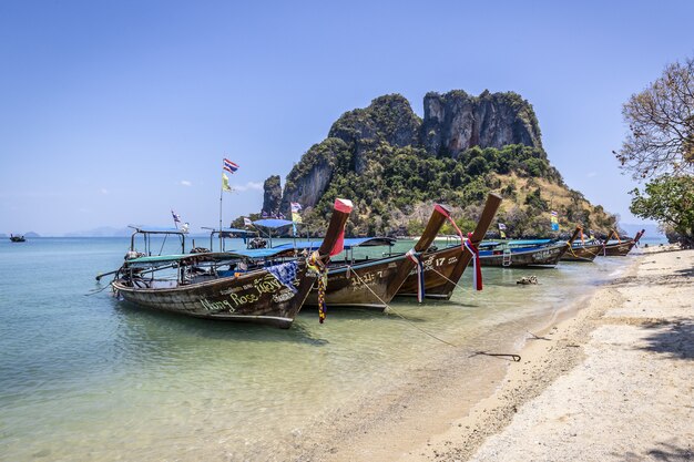 Barcos de madera en la playa