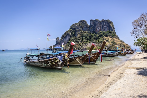 Barcos de madera en la playa