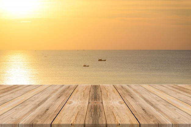 Barcos en el mar al atardecer