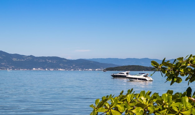 Barcos en el Océano Atlántico Sur cerca de la costa de Florianópolis en Brasil