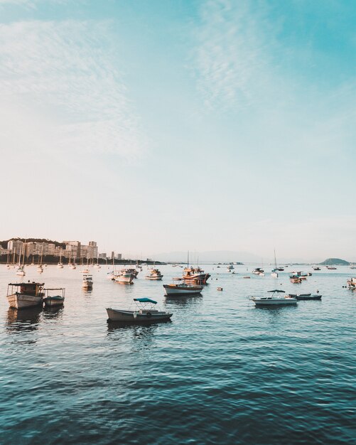 Barcos de pesca en el agua en el mar con hermoso cielo azul claro