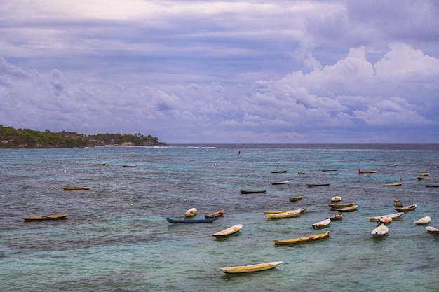 Barcos de pesca al atardecer en el océano, Nusa Lembongan. Fondo de la naturaleza.