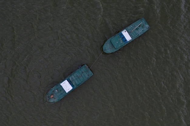 Barcos de pesca, flotando en las tranquilas aguas y yendo a pescar