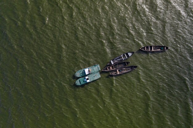 Barcos de pesca, flotando en las tranquilas aguas y yendo a pescar