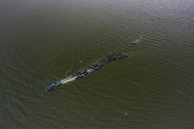 Barcos de pesca, flotando en las tranquilas aguas y yendo a pescar