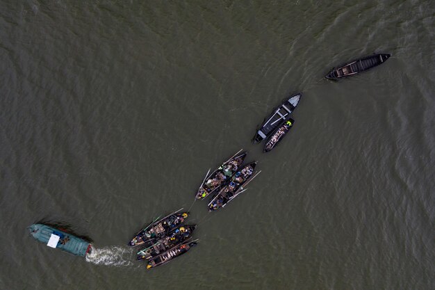 Barcos de pesca, flotando en las tranquilas aguas y yendo a pescar