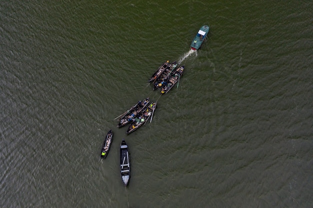 Barcos de pesca, flotando en las tranquilas aguas y yendo a pescar