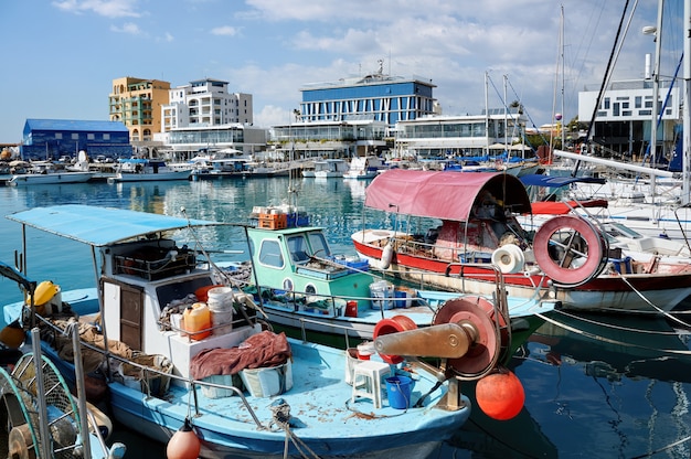 Barcos pesqueros viejos y oxidados en un puerto