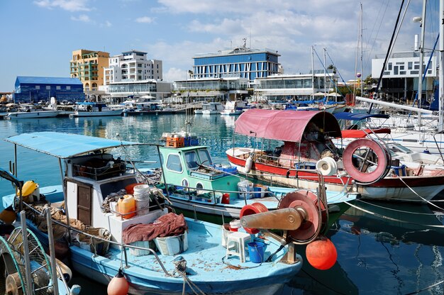 Barcos pesqueros viejos y oxidados en un puerto