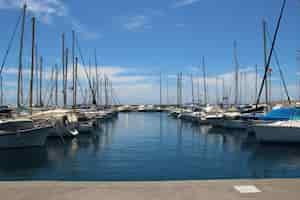 Foto gratuita barcos privados estacionados en el puerto bajo el cielo azul puro